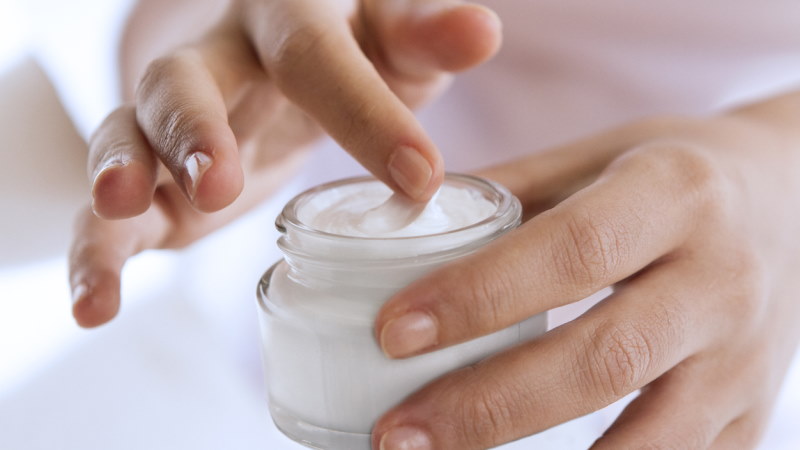 Zoom in op een hydraterende crème (in handen).